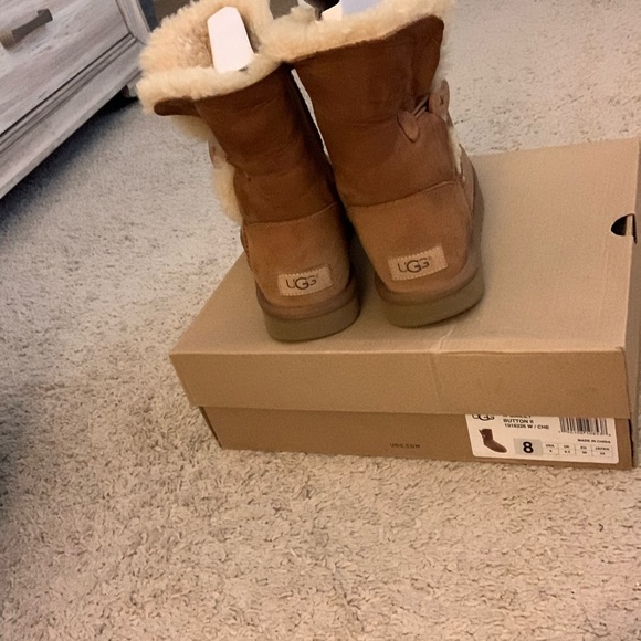 UGGS - Picture 3 of 3
